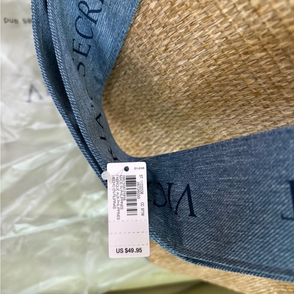 Victoria’s Secret NWT - Summer Tote - too far to return! - Picture 2 of 6